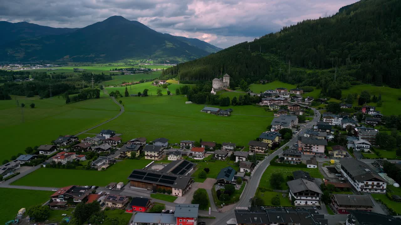 volando hacia el castillo de kaprun del siglo xii en austria