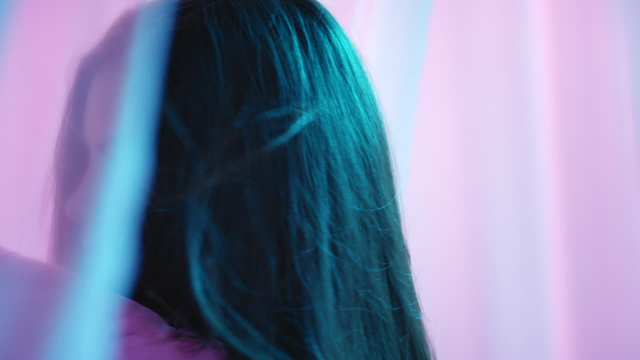 아름다움, 직물 및 스튜디오에서 바람과 함께 여성