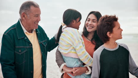 gran familia, amor y feliz en la playa con caminar