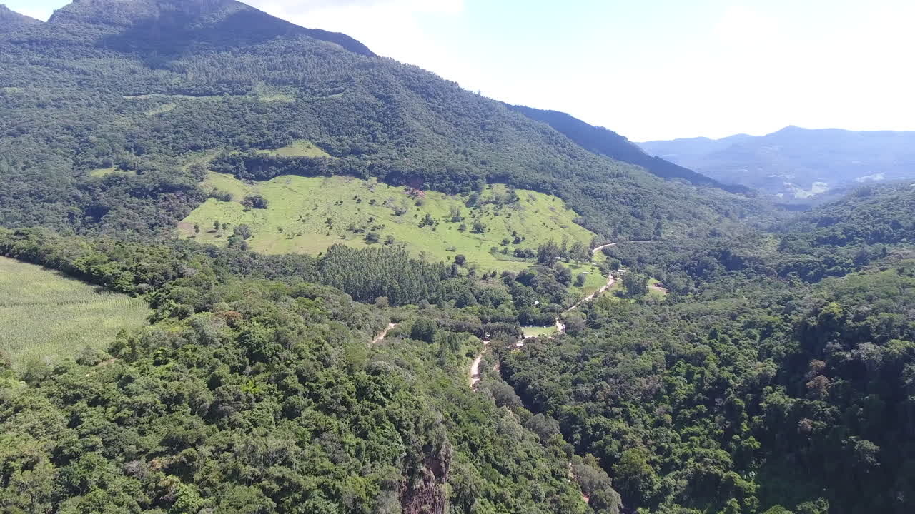 cena aérea 4k da cascata do chuvisqueiro com uma bela paisagem e céu azul, no sul do brasil