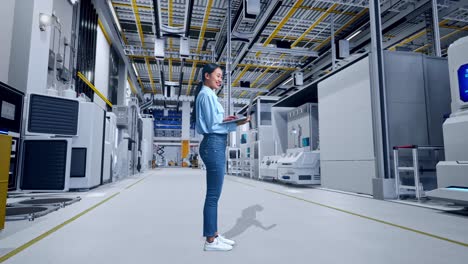 mujer ingeniera que trabaja en una fábrica moderna