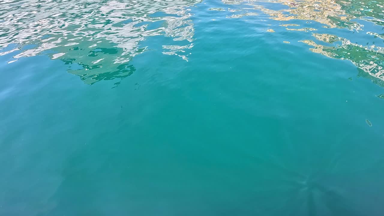 agua azul tranquila con suaves ondas