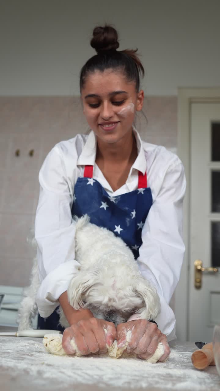 mujer horneando con su perro
