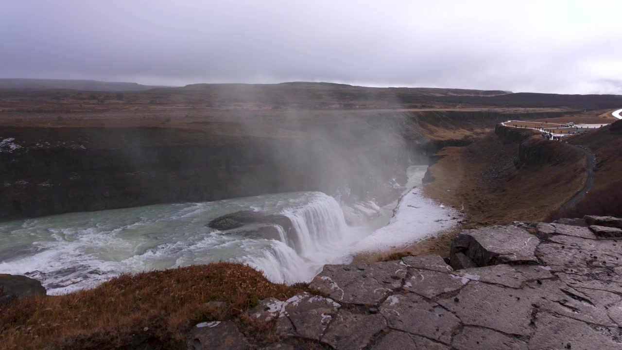 Islantilainen Gullfossin vesiputous Kultaisella kierroksella syksyn väreissä - hidastus.
