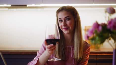 Dame-Flirtet-Und-Trinkt-Beim-Abendessen-Zu-Hause-Teuren-Rotwein