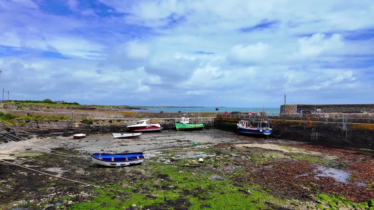 아일랜드의 웅장한 장소: 작은 시 보트가 정박한 저류, 슬레이드 항구, 후크, 스포드