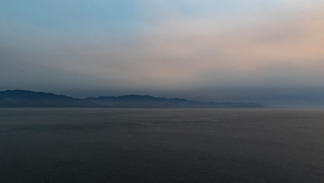 Lapso-De-Tiempo-De-Las-Aguas-Abiertas,-Las-Nubes-Y-Las-Lejanas-Montañas-De-Alaska-Desde-Un-Barco