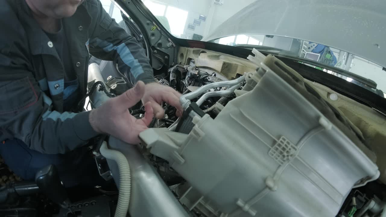 자동차 수리 엔지니어, 자동차 인테리어 및 대시보드