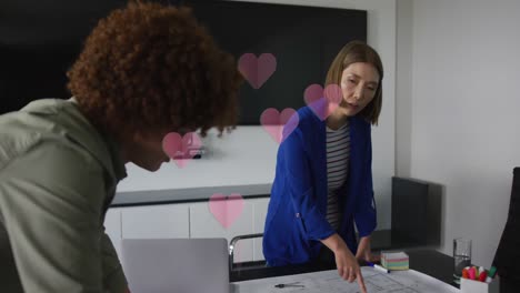 animación de corazones cayendo sobre diversas mujeres usando computadora portátil