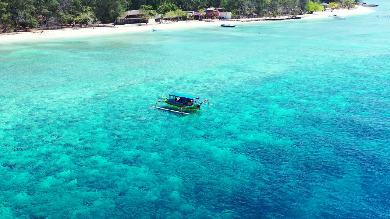 embarcaciones sentadas en la superficie de aguas azules cristalinas en una de las playas tropicales de bali