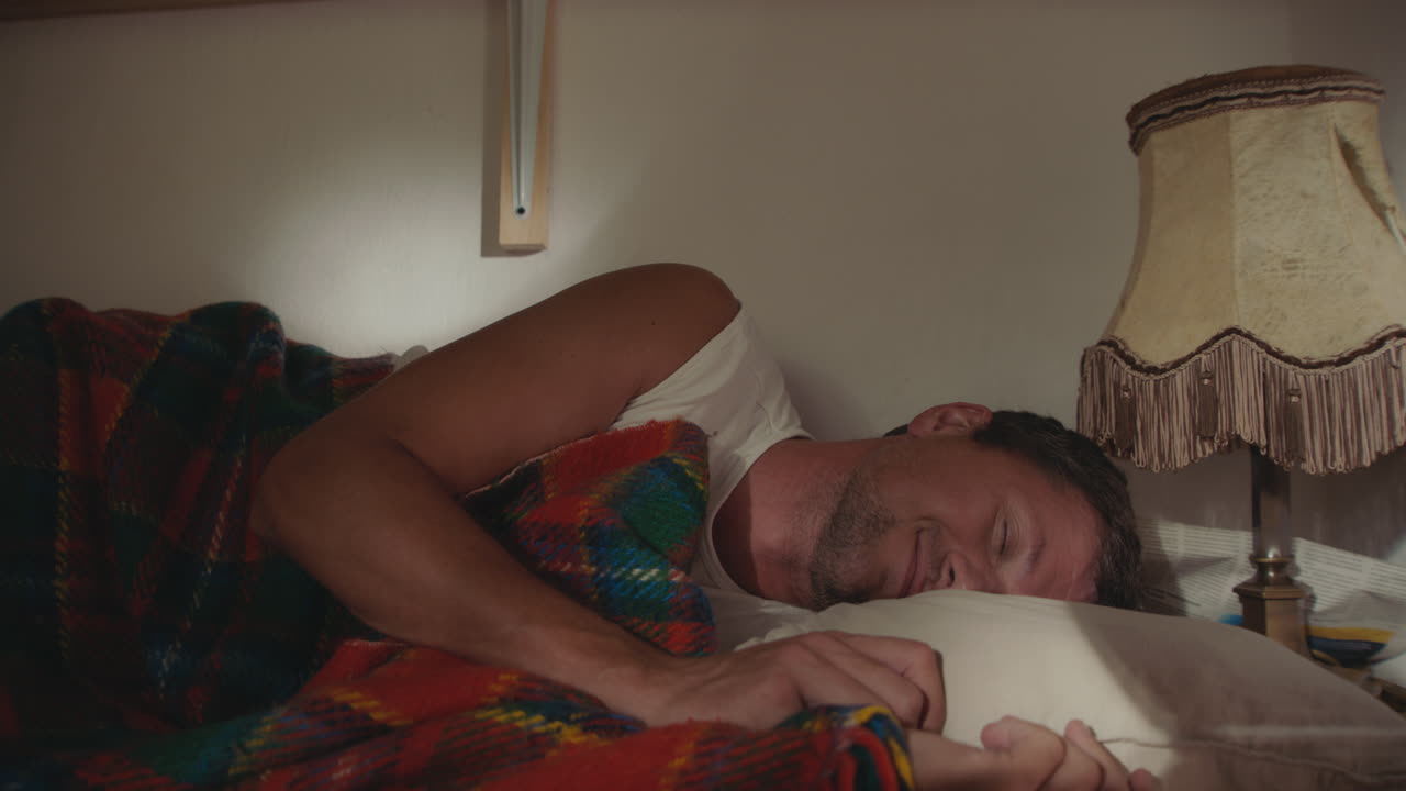 hombre durmiendo en la cama