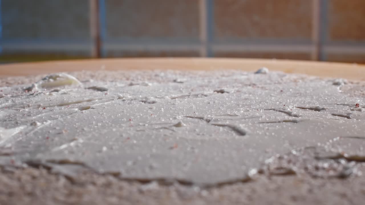 통곡물 토르티야 랩에 소금을 뿌리고 저지방 치즈를 뿌린 다음 익힌 다진 칠면조를 채웁니다.