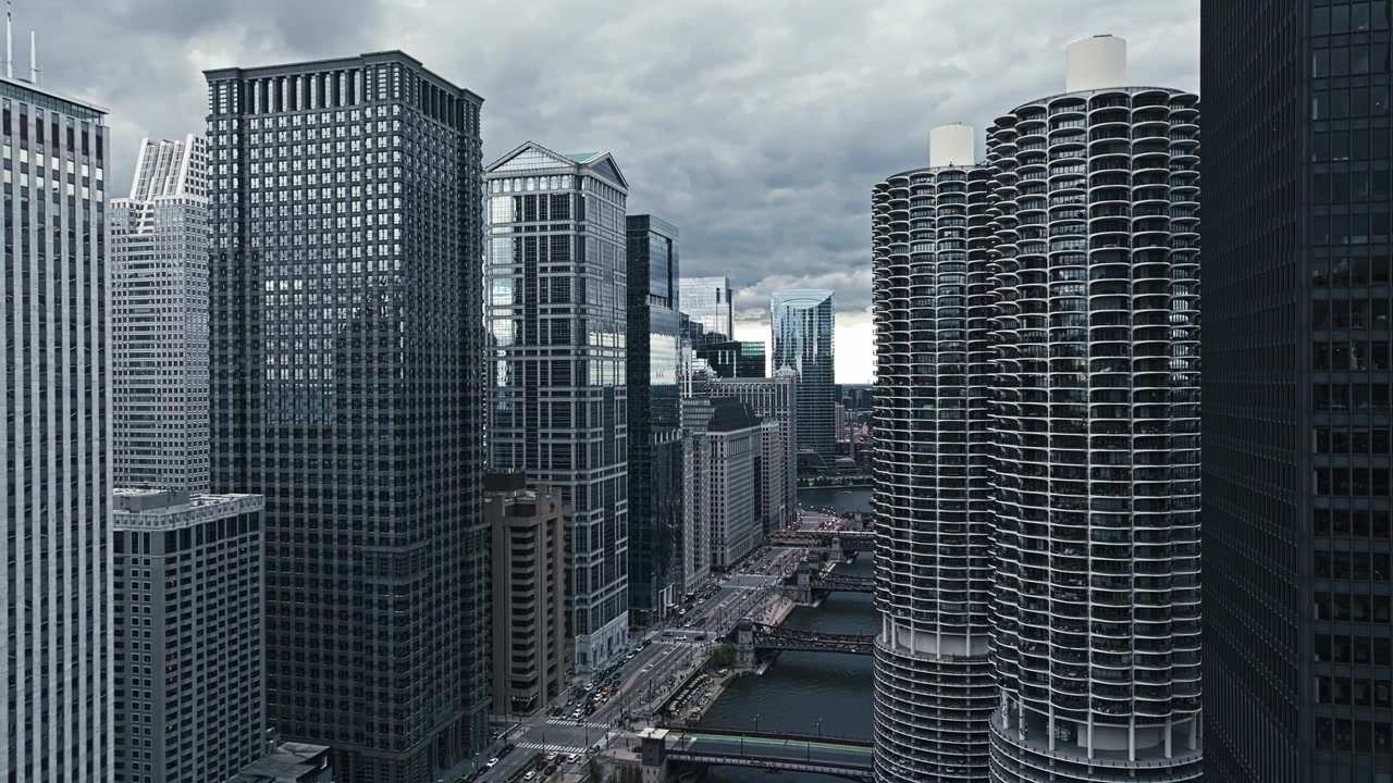 Vista aerea grandangolare che rivela i grattacieli di Chicago circondati da edifici a molti piani sul fiume.