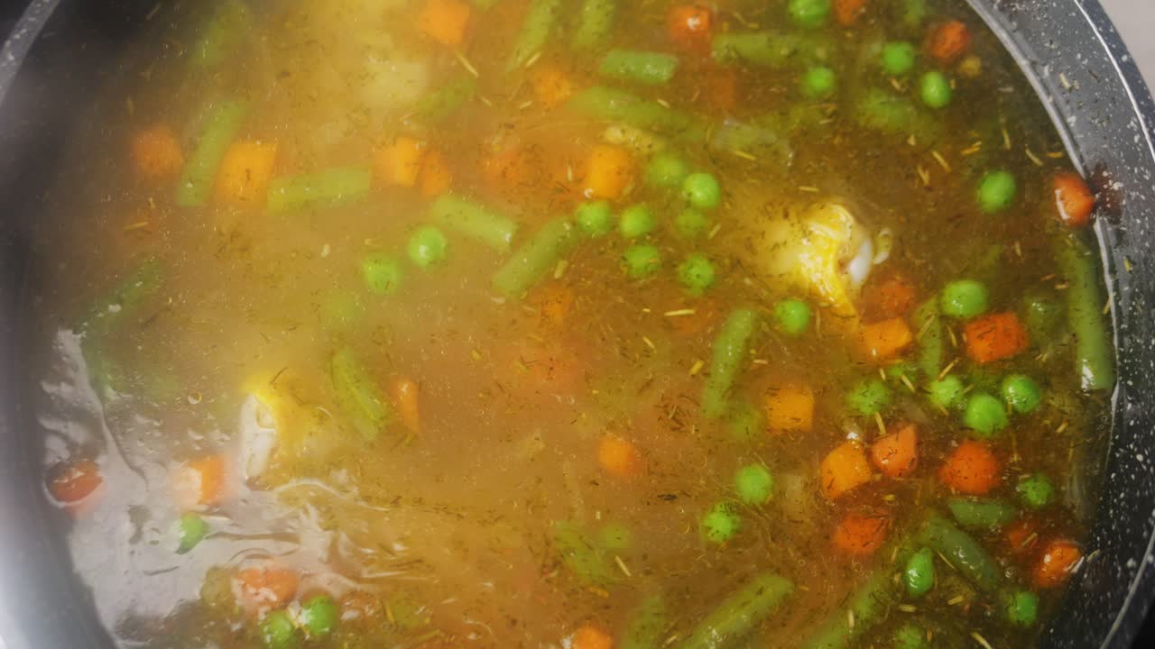 sopa de verduras salobre hirviendo en una olla