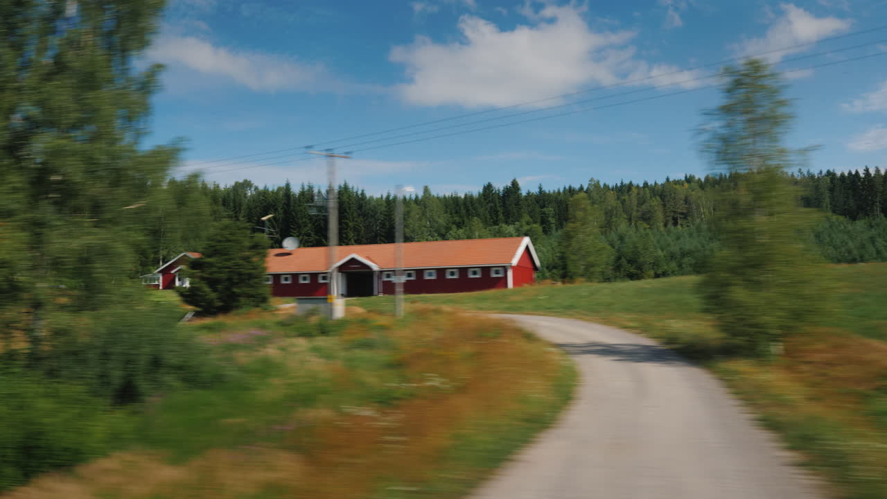 Cesta po malebné silnici ve Švédsku. Pohled z okna auta. 4K video.