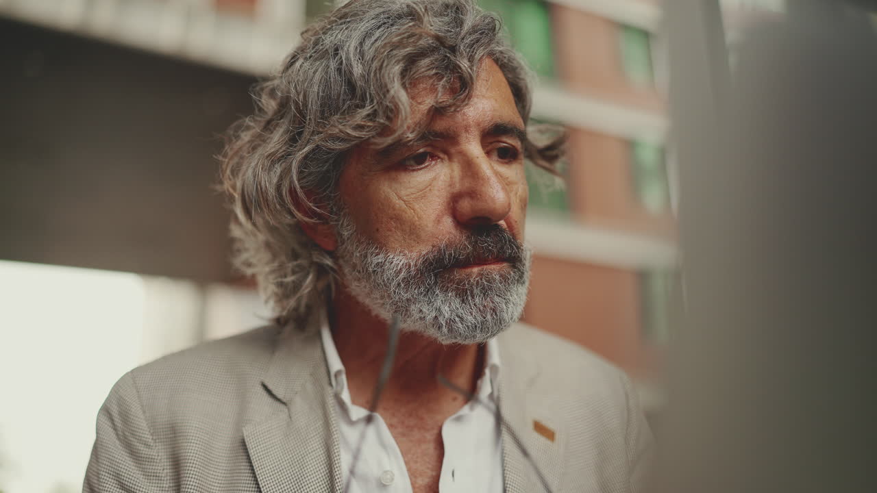 Ritratto di un uomo maturo con capelli grigi e occhiali