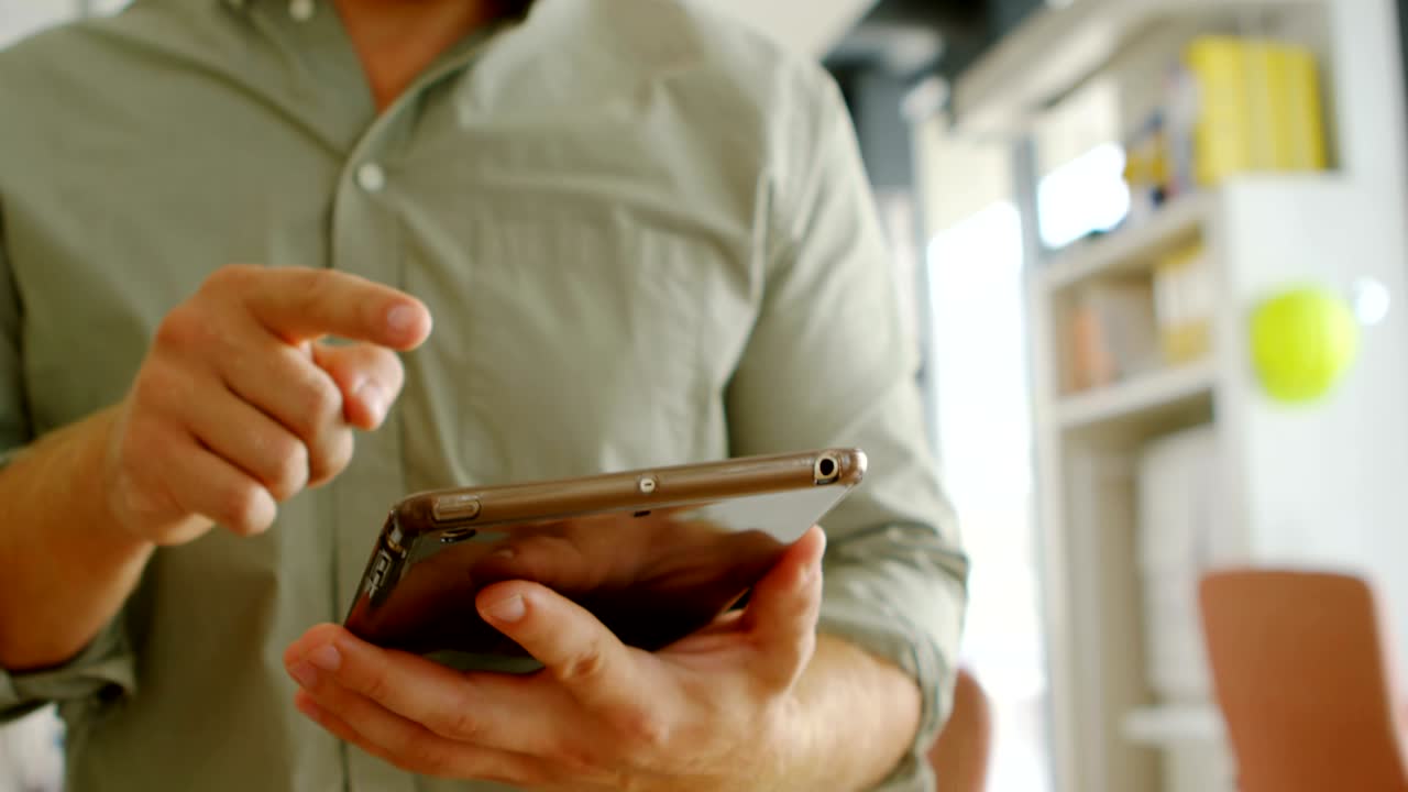 arquitecto masculino que usa una tableta digital 4k