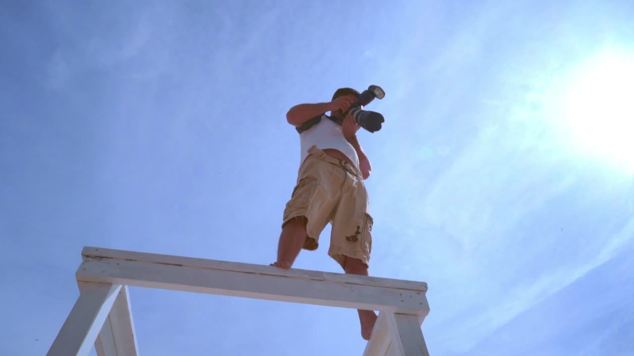 프로 카메라로 사진을 찍는 남자. 프로 사진가