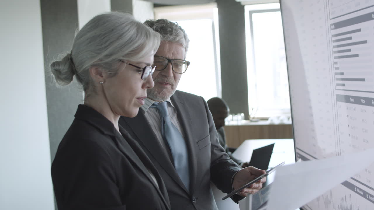 투자자에게 재무 보고서를 설명하는 재무 컨설턴트