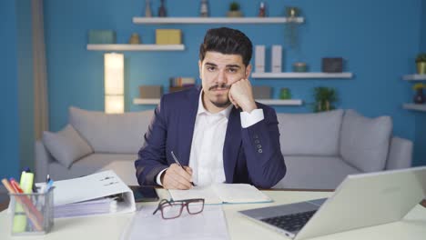 hombre aburrido y deprimido.