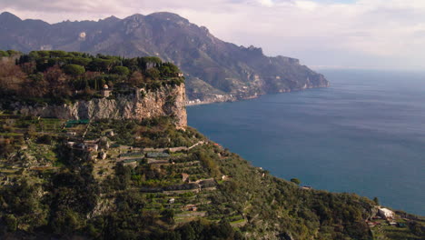 exuberante vista aérea de la montaña mediterránea para revelar la costa italiana de la ciudad de amalfi