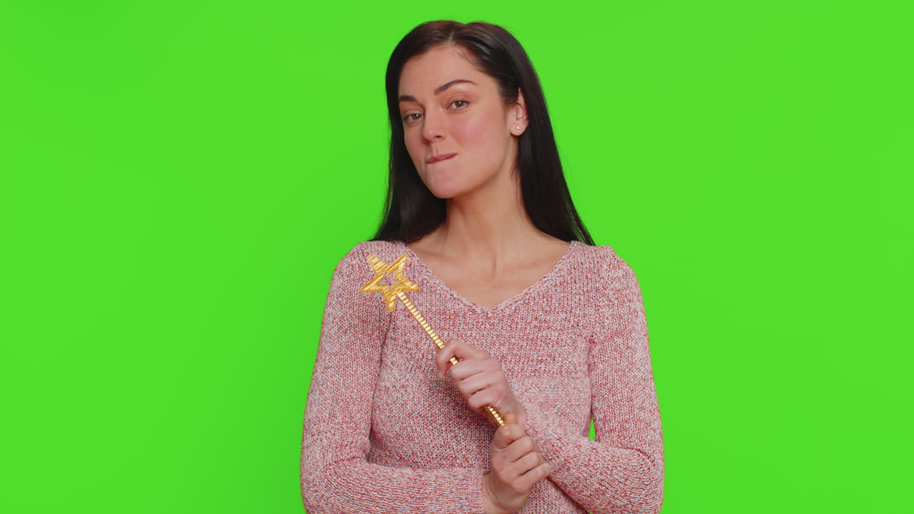 마술사 마녀 젊은 여자가 마법 지 ⁇ 이로 몸짓을 하며 소원을 실현하고 마술사 주문을 던집니다.