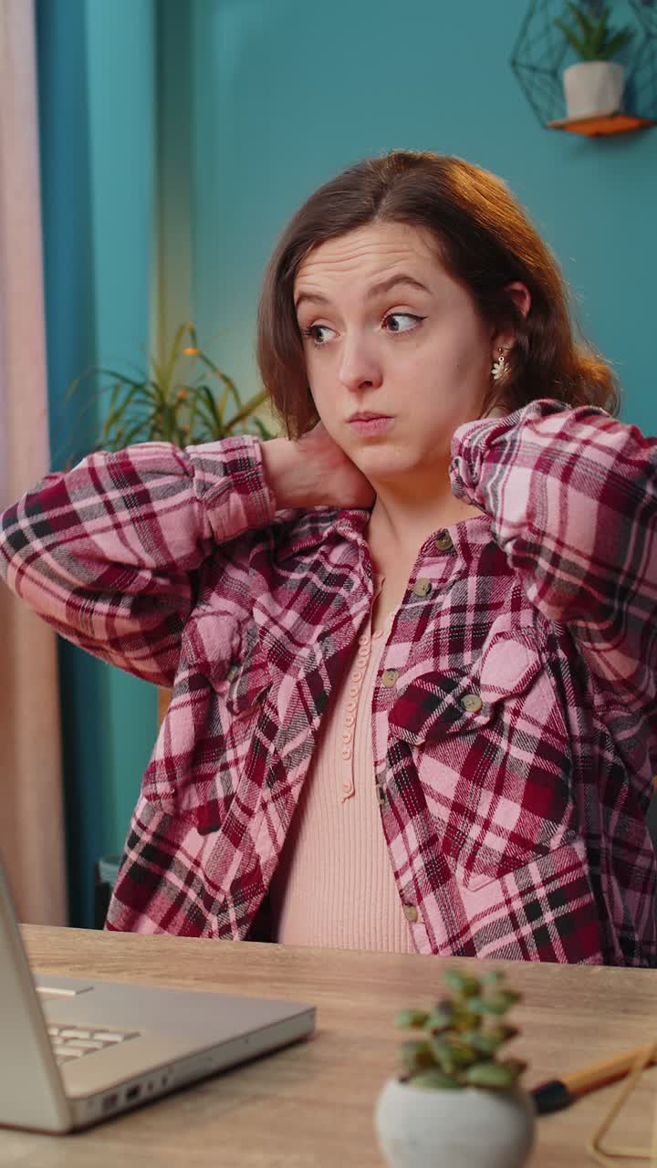 mujer de negocios cansada sufre de dolor muscular en la columna vertebral y el cuello en el hogar, la oficina, el lugar de trabajo, el exceso de trabajo