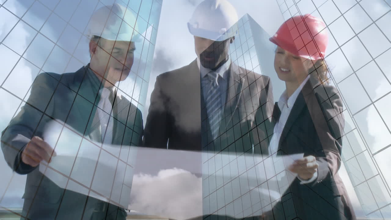 arquitectos que estudian los planos de los edificios