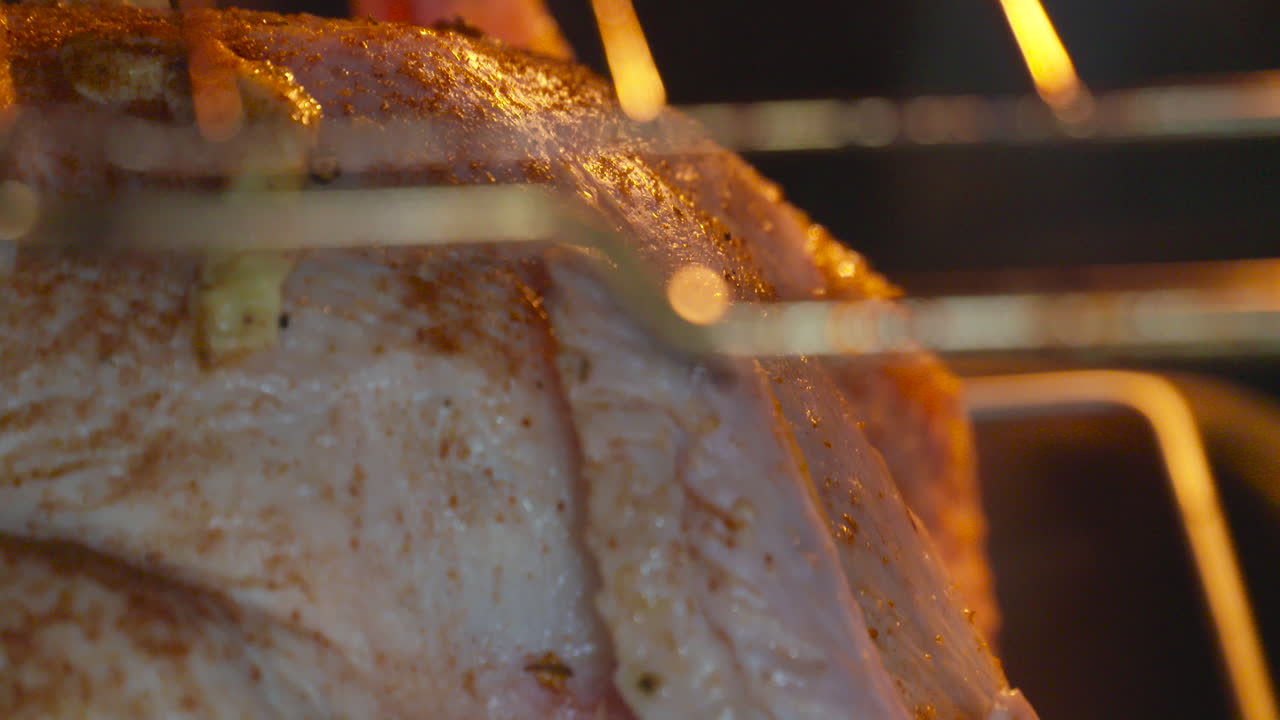 뜨거운 오븐에서 양념한 칠면조 요리를 클로즈업