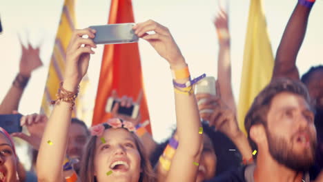 animación de confeti de oro cayendo sobre personas felices bailando al aire libre