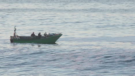 Weiter-Blick-Auf-Zwei-Fischer-In-Einem-Boot-In-Estoril,-Die-Das-Fischnetz-Auswerfen