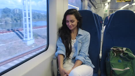 mujer viajando en tren