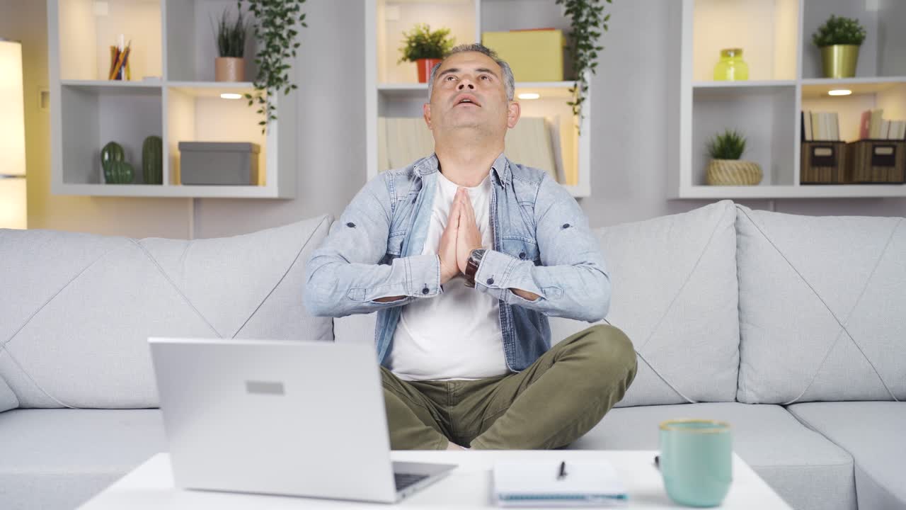 카메라를 쳐다보며 명상하는 남자