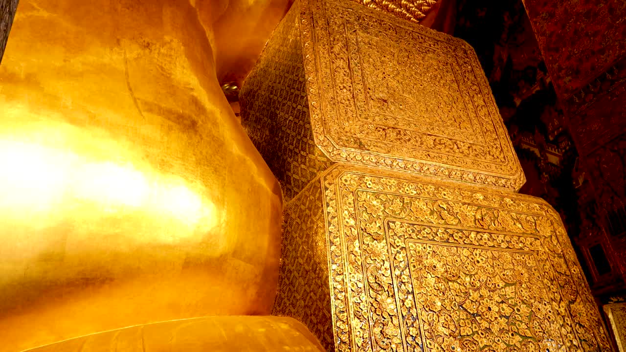 vistas en primer plano de una estatua de buda reclinada