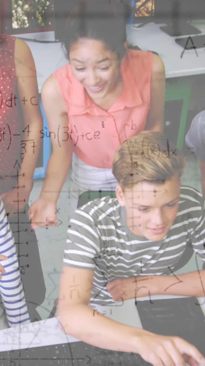 animación de ecuaciones matemáticas con niños en edad escolar usando computadora en el aula