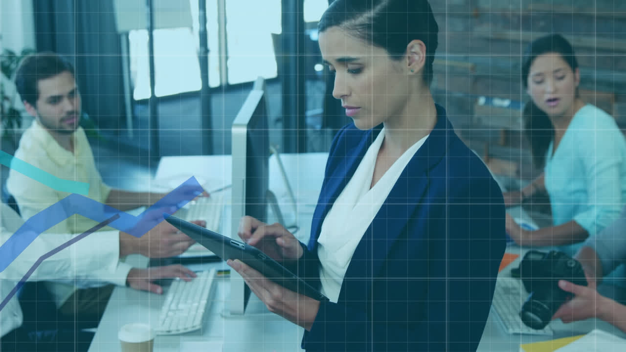 animazione di grafici blu che si muovono su una donna d'affari biraciale che usa un tablet digitale in ufficio