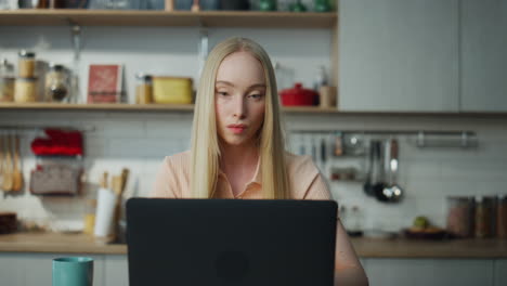 Frau-Arbeitet-Ferngesteuert-In-Der-Küche-Mit-Laptop,-Nahaufnahme.-Mädchen-Hat-Online-Job.