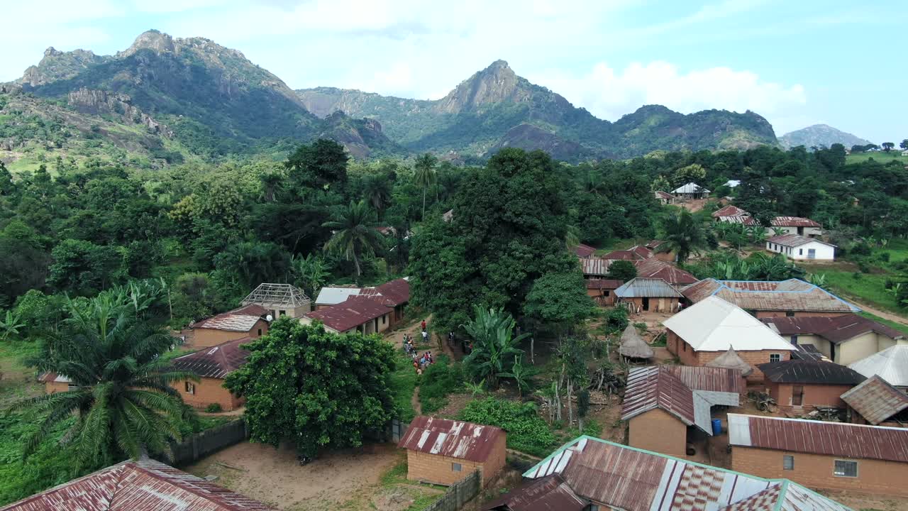 Den fjerntliggende bebyggelse Yashi, Nigeria i Nasarawa-delstaten med en luftudsigt, der inkluderer barske bjerge.
