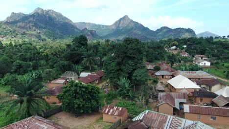 die abgelegene siedlung yashi, nigeria im bundesstaat nasarawa mit einer luftaufnahme, die schroffe berge umfasst