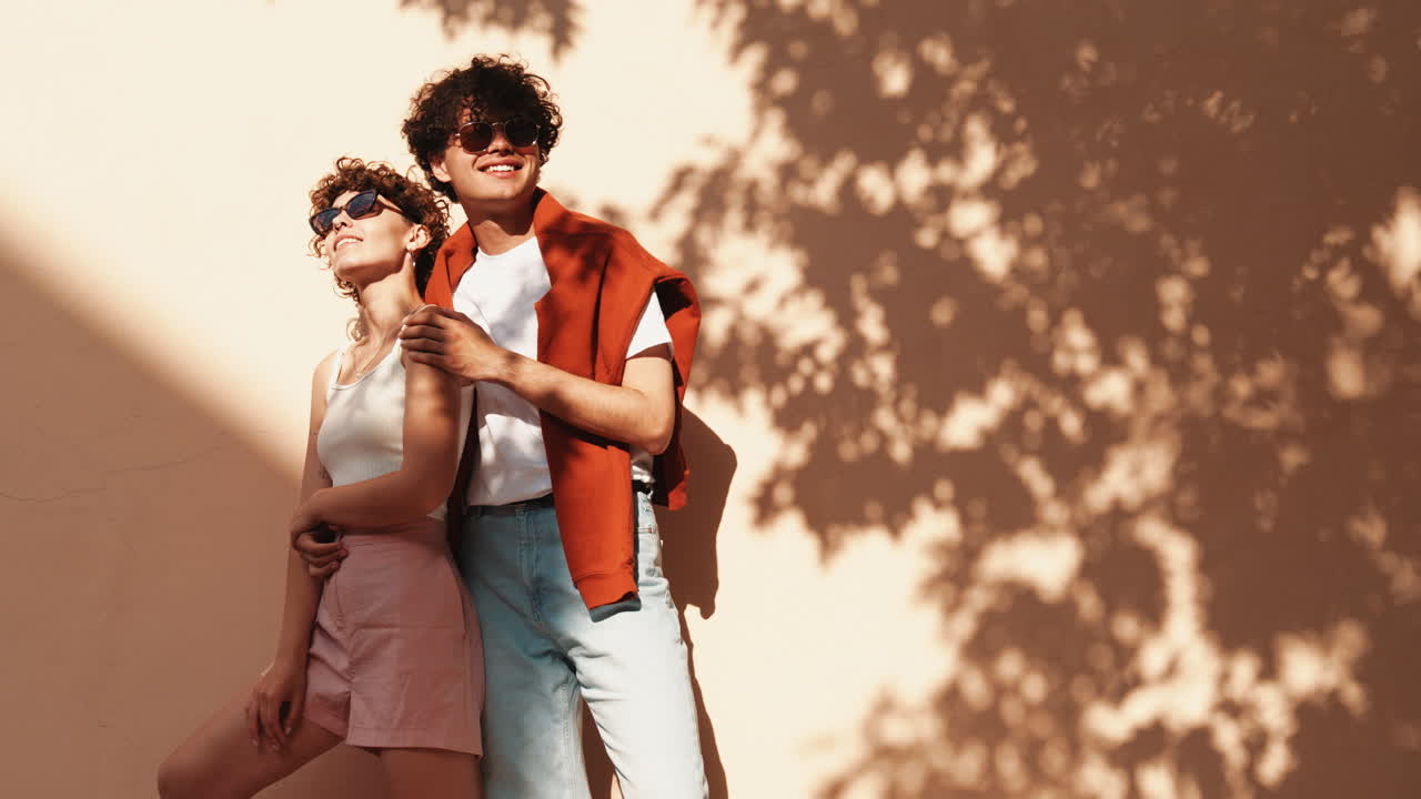 pareja enamorada posando al aire libre bajo la luz del sol