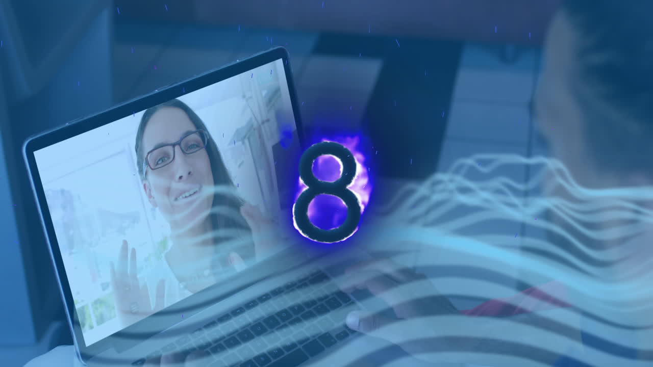 Animazione di un numero otto in fiamme su una donna d'affari caucasica in videochiamata.