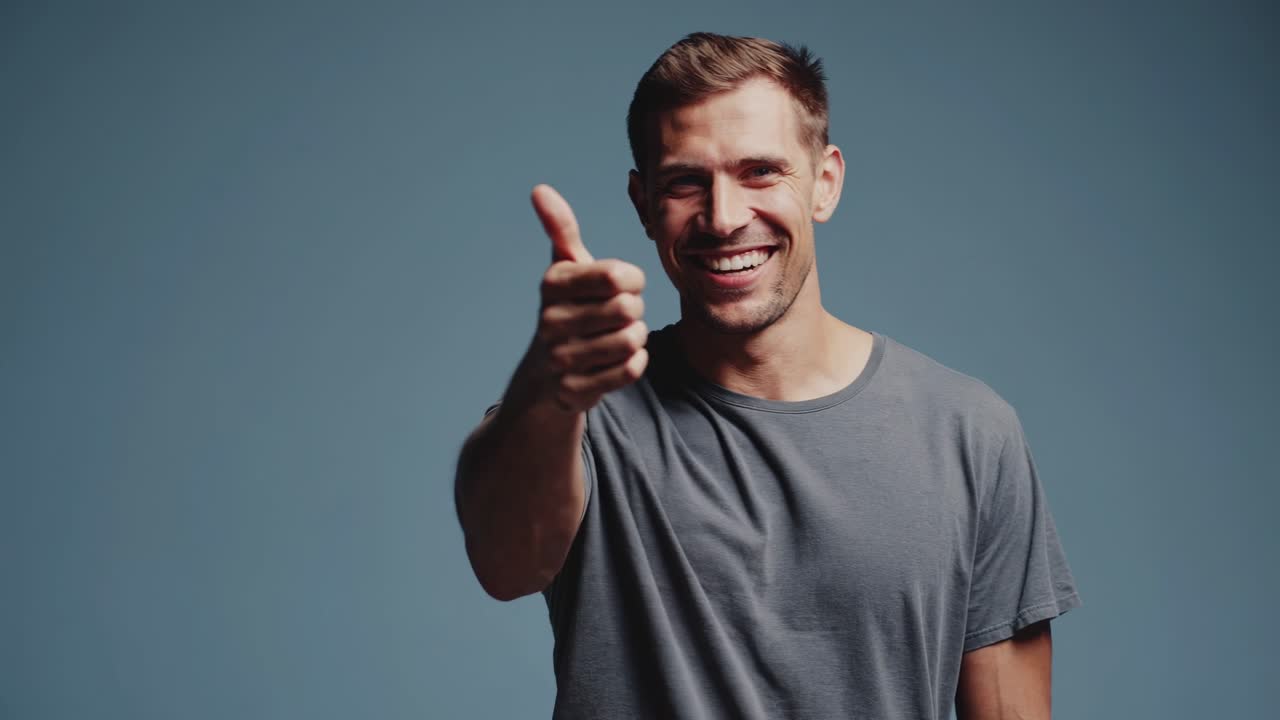 행복한 남자가 미소 짓고