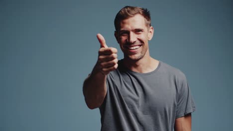 hombre feliz sonriendo