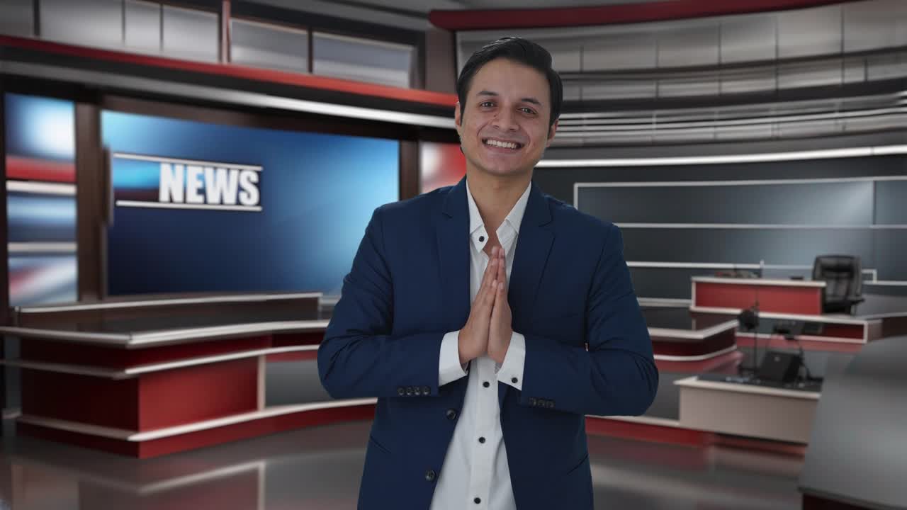 Periodista indio feliz haciendo Namaste