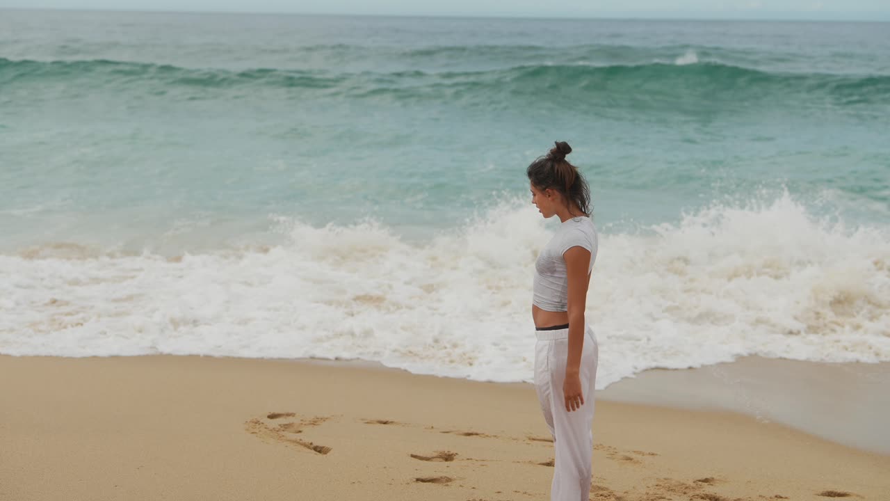 열대 해변 에 있는 여자