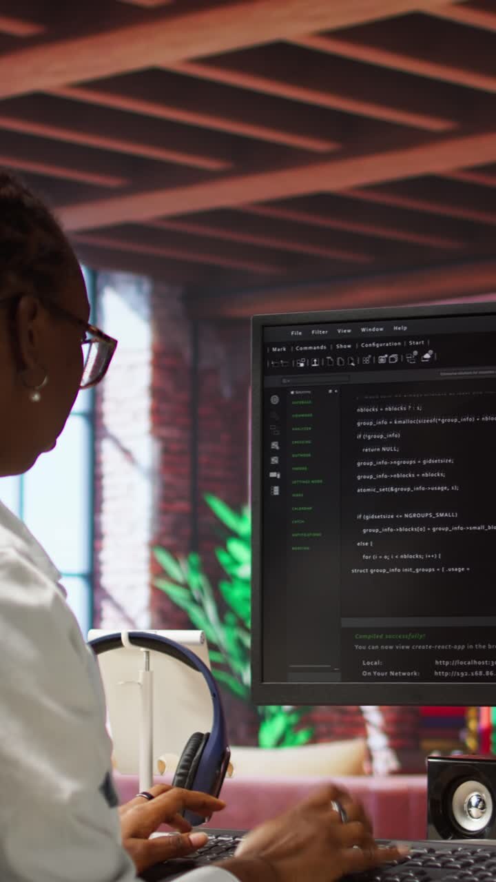 Verticale video Programmeur typt code in pc, voert commando's in, draait script