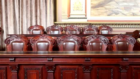 sillas y muebles de madera en la sala presidencial del palacio da bolsa, oporto, portugal