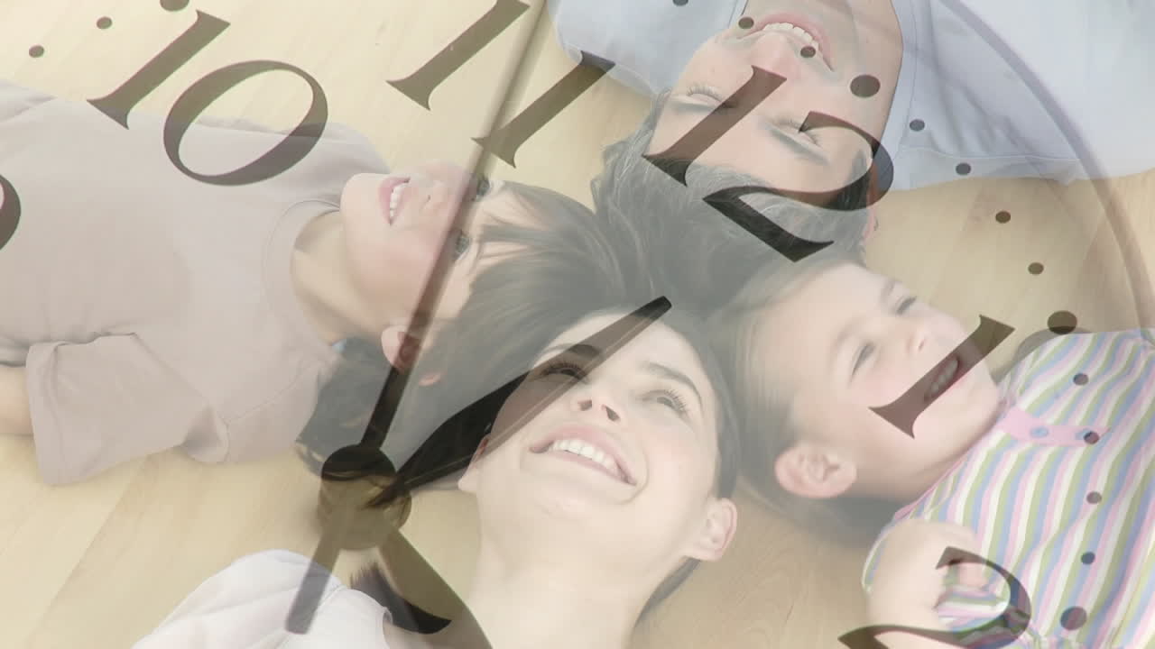 백인 부부 와 그 들 의 두 자녀 가 집 에서 재미 를 느끼고 있는 애니메이션