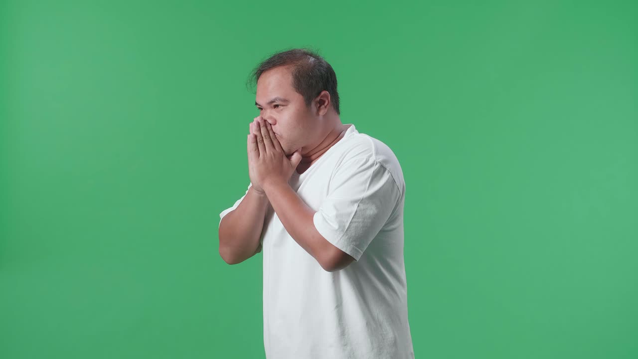 hombre orando y tosendo