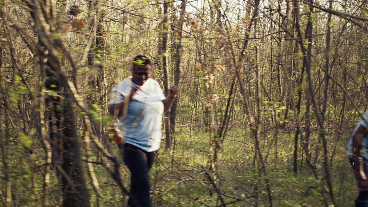 생명을 구하는 자원봉사자 그룹이 실종자를 찾고 있습니다.